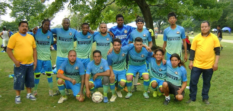 Dirigentes y jugadores del Unión Ángeles, actual bicampeon en la Liga Mexicana del Ferry Point Park. Con ellos su máximo dirgente Cesar Nieto, el capitán Ángel "Chilando" Hernández y uno de sus 'artilleros Santiago Guerrero. (Foto: Buki Chapin)