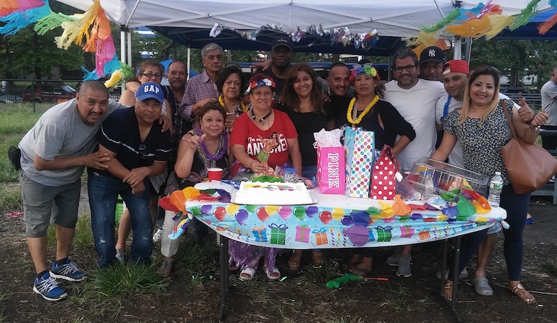 Así fue como Betty Sánchez, Coordinadora General de la Liga de Fútbol Guatemala, (centro camiseta roja) celebró con 'bombo y platillos' su cumpleaños No. Sin....cuenta. Aquí aparece rodeada de amigos y familiares, Marvin "Ka, Ka" Estrada, Presidente de la Liga; Carlos "Chipilin" Estrada, alto dirigente del F.C. Comunicaciones y su Sra. esposa, entre otros. (Foto: Buki Chapin)