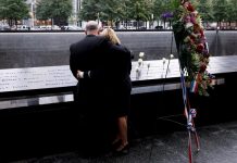 Una pareja se abraza ante el Memorial de los atentados del 11 de septiembre de 2001 durante la jornada que marca el 17 aniversario de los ataques, en Nueva York, Estados Unidos, hoy, 11 de septiembre de 2018.