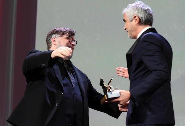 Guillermo del Toro felicita a Alfonso Cuar&oacute;n tr&aacute;s recibir su premio en Venecia