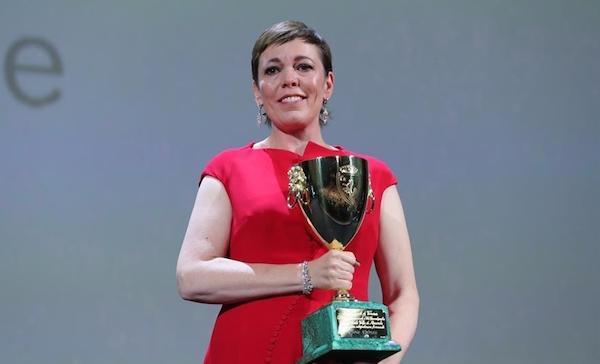  Olivia Colman exhibe orgullosa su Copa Volpi a la mejor actriz