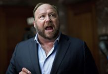 Elon Musk restablece la cuenta de X del conspiranoico de derechas Alex Jones