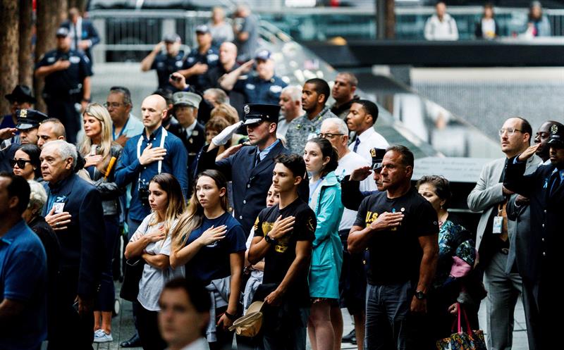  Varias personas rinden homenaje a las v&iacute;ctimas de los atentados del 11 de septiembre de 2001 con motivo del 17 aniversario de los ataques, en Nueva York, Estados Unidos, hoy, 11 de septiembre de 2018. 