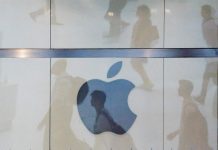 Vista del logo de la compañía Apple en una tienda de Nueva York,