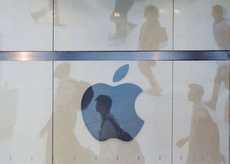 Vista del logo de la compa&ntilde;&iacute;a Apple en una tienda de Nueva York,