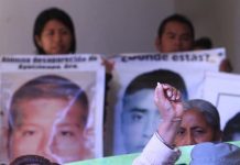 La escuela de Ayotzinapa continúa su labor marcada por la pérdida de los 43 Fotografía de archivo fechada el 9 de febrero de 2015 que muestra a familiares de los normalistas de Ayotzinapa desaparecidos mientras ofrecen una rueda de prensa en Ciudad de México (México).