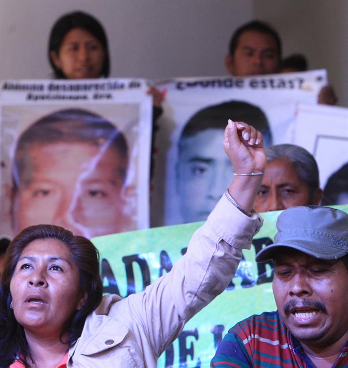 Fotografía de archivo fechada el 9 de febrero de 2015 que muestra a familiares de los normalistas de Ayotzinapa desaparecidos mientras ofrecen una rueda de prensa en Ciudad de México (México).