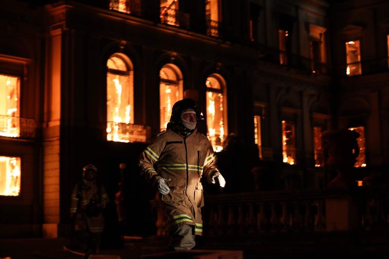 Bomberos trabajan para contener un gran incendio en el Museo Nacional de R&iacute;o de Janeiro, uno de los m&aacute;s antiguos de Brasil