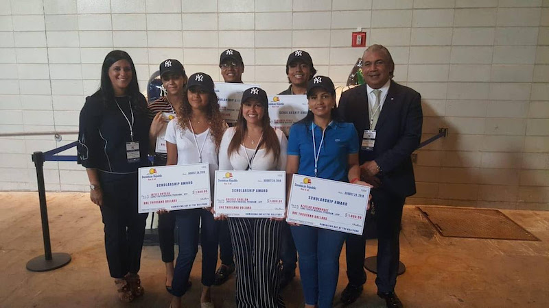 Carlos Castillo, c&oacute;nsul general, junto a los estudiantes becados y Lucien Echavarr&iacute;a, representante del Ministerio de Turismo, en la celebraci&oacute;n del D&iacute;a de la Rep&uacute;blica Dominicana en el Yankee Stadium