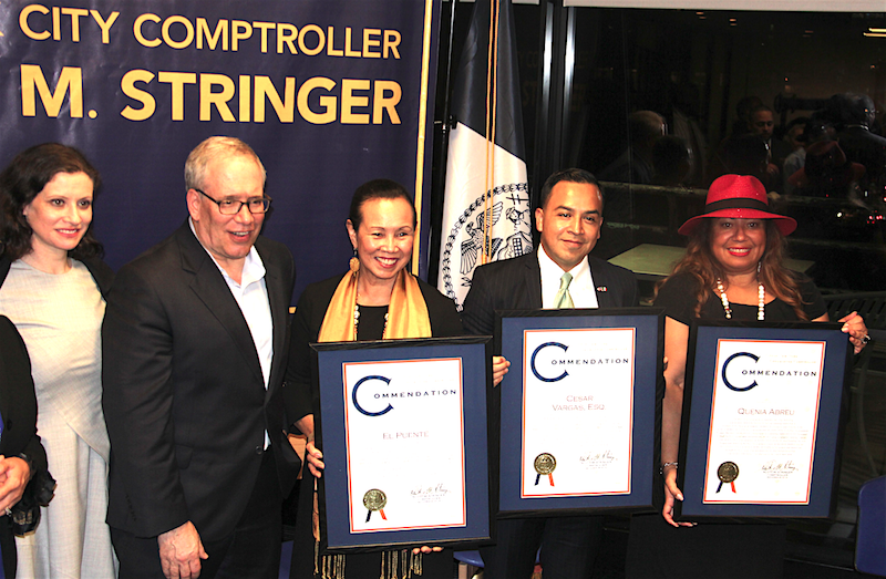 Durante la celebraci&oacute;n anual ofrecida por el Contralor de la Ciudad de Nueva York fueron reconocidos algunos latinos. En la gr&aacute;fica de Izq. a Der.: La esposa del Contralor Elyse Buxbaum; Hon. Scott M. Stringer, Contralor de la Ciudad de Nueva York; Frances Lucerna, co-fundadora y Directora Ejecutiva de El Puente; el Abg. C&eacute;sar Vargas y Quenia Abreu.