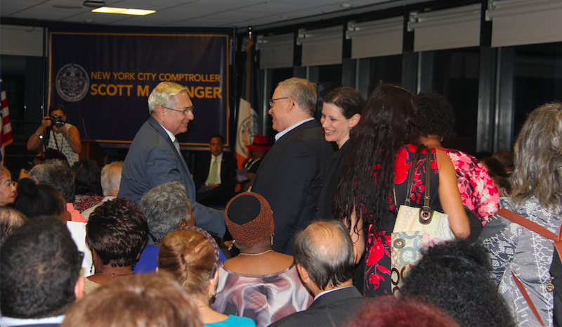 Sin mayores protocolos, en un ambiente de gran cordialidad, el Contralor Scott Stringer acompa&ntilde;ado de su esposa y staff ingresaron junto a los asistentes, que durante todo el programa le manifestaron respeto y aprecio a su gran labor en el gobierno de la ciudad.