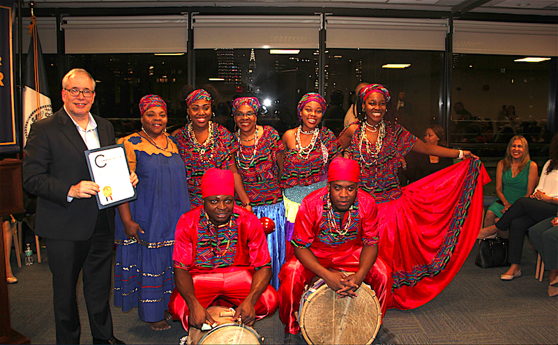 El Contralor Stringer entreg&oacute; un reconocimiento especial por su trabajo cultural y su participaci&oacute;n en la celebraci&oacute;n al grupo Wabafu Garifuna Dance Theater, despu&eacute;s de su espectacular presentaci&oacute;n.