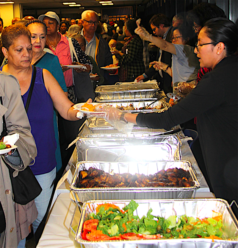 Al finalizar el programa, los casi trescientos asistentes a la celebraci&oacute;n del Mes de la Herencia Hispana ofrecida por el Contralor Stringer, se deleitaron con deliciosos platos t&iacute;picos latinos como el pernil, pollo horneado, arroz con gandules, flan, entre otros.