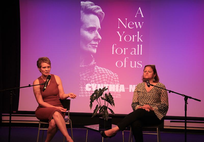 Durante la mesa redonda, la candidata dem&oacute;crata a la gobernaci&oacute;n de Nueva York, Cynthia Nixon, fue presentada e introducida a los medios por Melissa Mark-Viverito, ex miembro del Concejo Municipal de Nueva York y primera mujer latina electa como su portavoz.