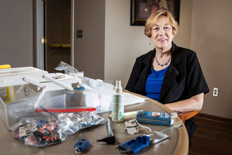 York cre&oacute; Hear Now mobile hearing solutions, un negocio dedicado a la limpieza de dispositivos de audici&oacute;n y a chequear los o&iacute;dos de adultos mayores que viven en hogares. (Chris Machian para KHN)