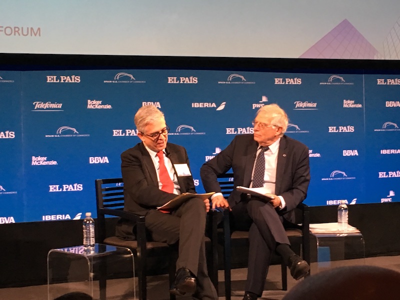 En el panel sobre el Futuro del Comercio Global, de Izq. a Der.: Javier Moreno presidente americas El Pa&iacute;s y Jose Borrell ministro Relaciones Externas de Espa&ntilde;a.