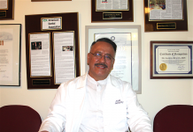 Gabriel Rincón, un líder mexicano sin pelos en la lengua En su oficina dental, ubicada en el corazón de Sunset Park, el Dr. Gabriel Rincón rodeado por varios premios y reconocimientos que ha recibido, como el Union Square Award (2004), el Bank of America Local Heroes Award (2005) y en el 2011 el Premio Nacional de la Fundación Robert Wood Johnson.