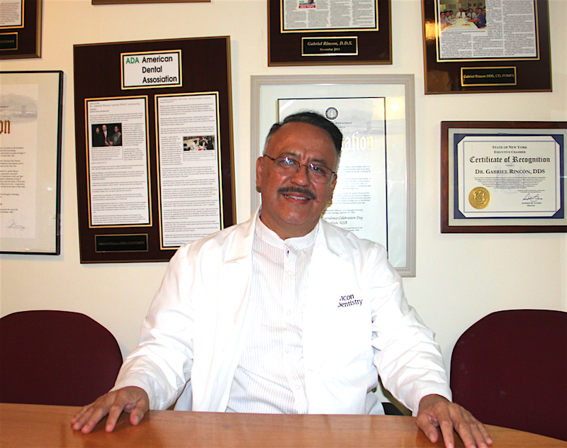 En su oficina dental, ubicada en el coraz&oacute;n de Sunset Park, el Dr. Gabriel Rinc&oacute;n rodeado por varios premios y reconocimientos que ha recibido, como el Union Square Award (2004), el Bank of America Local Heroes Award (2005) y en el 2011 el Premio Nacional de la Fundaci&oacute;n Robert Wood Johnson.&nbsp;