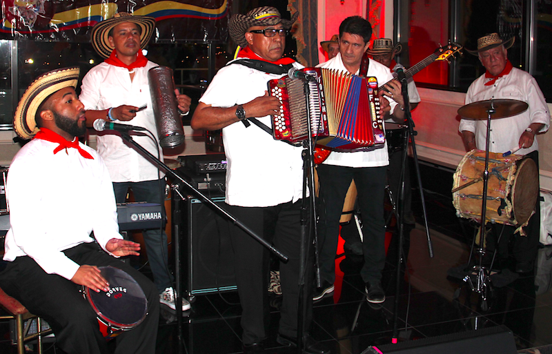 Compositores, m&uacute;sica, ritmos, vestuario e instrumentos t&iacute;picos de cada pa&iacute;s hispanoamericano, se pueden conocer en las actividades sociales, comunitarias y eventos de celebraciones nacionales de cada pa&iacute;s en la Gran Manzana.