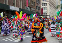 Los coloridos desfiles hispanos representan la mayor expresión popular a través de la cual se pueden conocer las tradiciones y regiones de los países, además de la simbología en los atuendos típicos que habla de historia y del proceso de mestizaje.