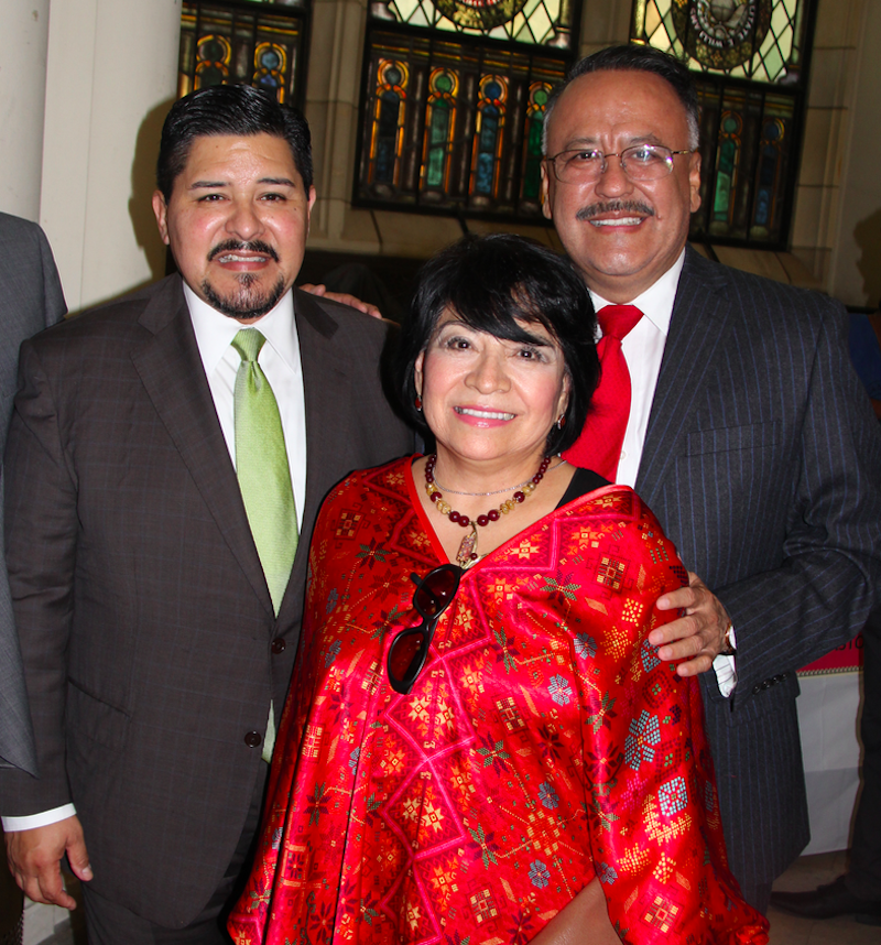 El Dr. Gabriel Rinc&oacute;n, un reconocido l&iacute;der de la comunidad M&eacute;xico-Americana, junto a su se&ntilde;ora esposa, Do&ntilde;a Margarita Rinc&oacute;n, compartieron las celebraciones de la Independencia con varias autoridades, entre ellas el Canciller de Educaci&oacute;n Ricardo Carranza.