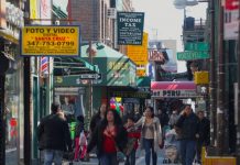 Negocios latinos están sintiendo impacto del coronavirus en Nueva York Negocios Latinos en Queens a lo largo de Roosevelt Avenue. Foto Credito: Mariela Lombard