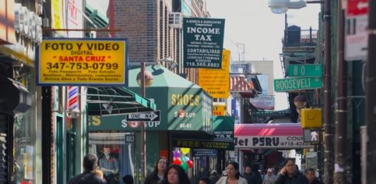 Negocios Latinos en Queens a lo largo de Roosevelt Avenue. Foto Credito: Mariela Lombard