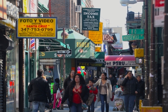 Negocios Latinos en Queens a lo largo de Roosevelt Avenue. Foto Credito: Mariela Lombard