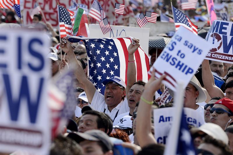 Grupos defensores de los inmigrantes anunciaron hoy en Los &Aacute;ngeles que presentar&aacute;n una demanda contra el gobierno federal para obtener informaci&oacute;n sobre la demora "irracional" en los procesos para obtener la ciudadan&iacute;a, la cual consideran "sospechosa" en un a&ntilde;o electoral.