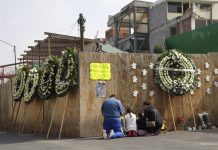 Los terremotos de septiembre de 2017 en México, 471 muertos y miles de daños Familiares de algunos de los niños que perdieron la vida en el Colegio Rebsamen durante el terremoto de 2017 en Ciudad de México (México), oran junto un muro que resguarda las ruinas de esta escuela hoy, miércoles 19 de septiembre de 2018.