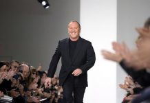 Michael Kors confirma su adquisición de Versace por 2.120 millones de dólares Fotografía de archivo del diseñador estadounidense Michael Kors durante la presentación de su colección en la Semana de la Moda de Nueva York, el 17 de febrero de 2016.