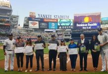 Cónsul Carlos Castillo destaca importancia celebración del Día de la República Dominicana en el Yankee Stadium El cónsul Carlos Castillo, tercero desde derecha, junto a Lucien Echavarría en el terreno de juegos con los estudiantes becados y los peloteros Miguel Andújar y Dellin Betances.