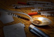 Quieren que las sobredosis de opioides se clasifiquen como suicidios La esperanza de vida en los Estados Unidos está disminuyendo. Y la razón que se cita a menudo es el creciente número de muertes relacionadas con los opioides.