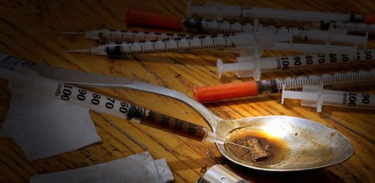 La esperanza de vida en los Estados Unidos está disminuyendo. Y la razón que se cita a menudo es el creciente número de muertes relacionadas con los opioides.