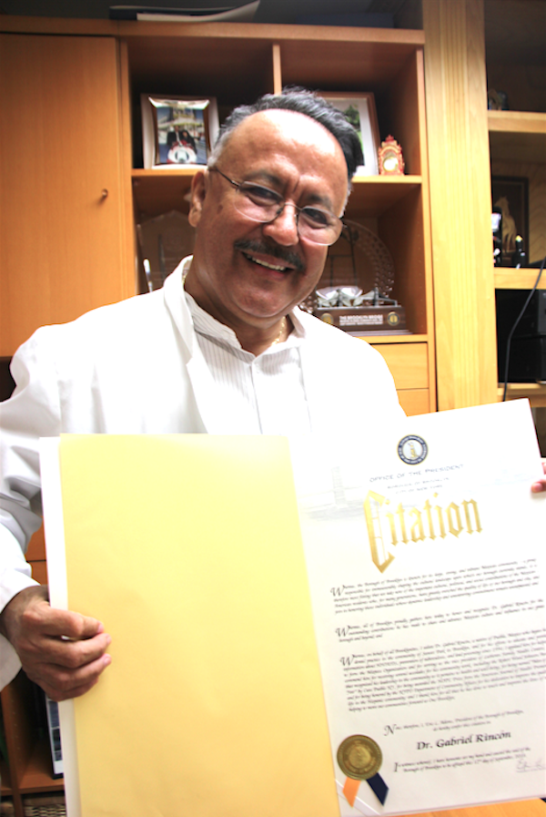 El Dr. Gabriel Rinc&oacute;n con la Proclama entregada por el Presidente del Condado de Brooklyn durante las celebraciones de la Herencia Mexicana 2018.