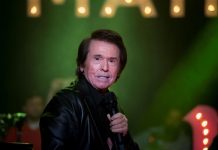 El cantante español Raphael,