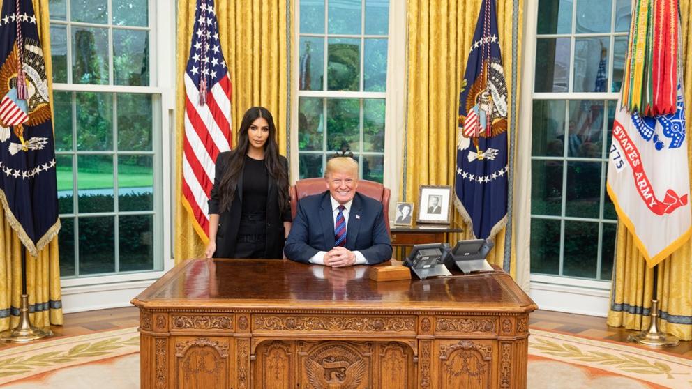 Donald Trump recibi&oacute; en junio a la estrella televisiva Kim Kardashian en el despacho oval de la Casa Blanca