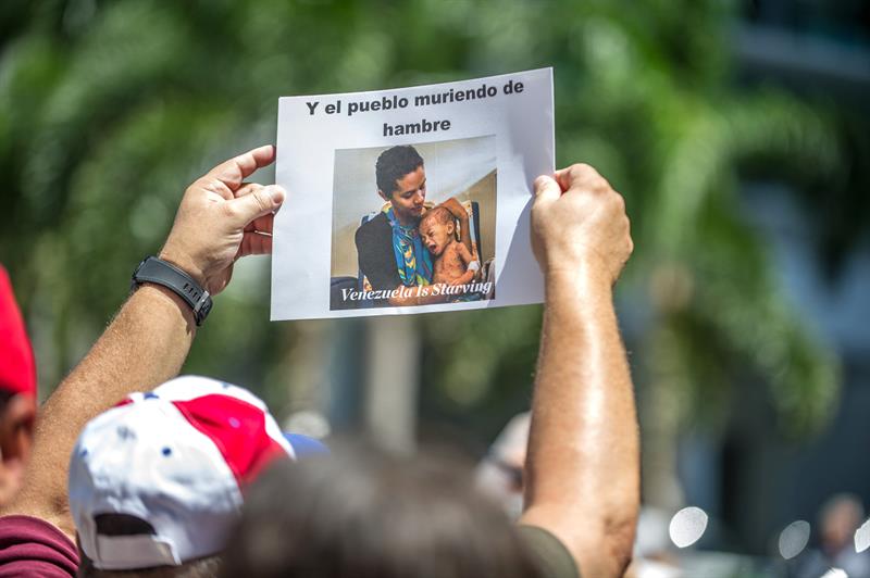Decenas de venezolanos y cubanos radicados en EE.UU. protestan frente al restaurante de Nusret G&ouml;k&ccedil;e, el chef turco que ofreci&oacute; recientemente un fest&iacute;n al presidente de Venezuela, Nicol&aacute;s Maduro, durante su visita a Estambul, y pidieron un boicot contra este negocio, hoy, mi&eacute;rcoles 19 de septiembre de 2018, en Miami