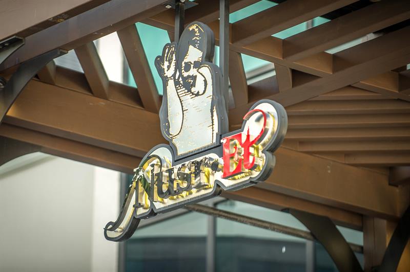  Vista del aviso de entrada al Nusr-Et Steakhouse, el restaurante en Miami 