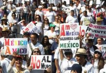 Más de 150 personas marchan en Texas contra muro fronterizo de Trump