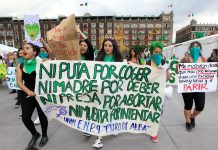 Unas 2.000 personas se concentraron en el Monumento a la Madre para participar en la marcha en el marco de la Acción Global por el Aborto Legal y Seguro