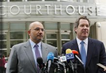 Juez confirma que el juicio a "El Chapo" empezará el 5 de noviembre en Nueva York El abogado principal del narcotraficante Joaquín Guzmán Loera "El Chapo", el ecuatoriano Eduardo Balarezo (i), ofrece declaraciones a los medios de comunicación junto al abogado Jeffrey Lichtman (d)