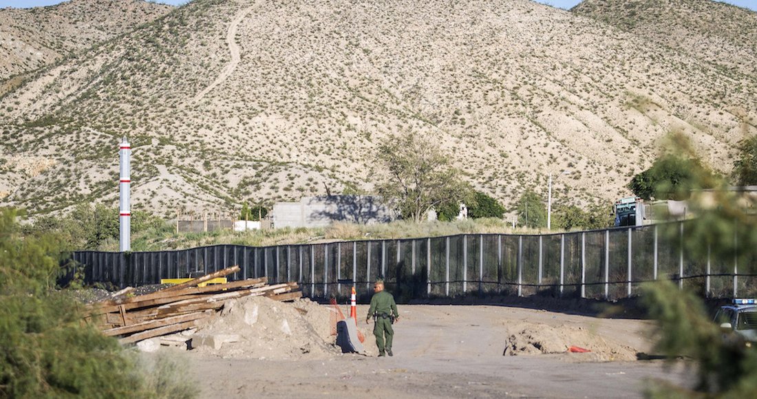 ).- La Patrulla Fronteriza cree que son los traficantes de humanos los que hacen que los indocumentados crucen ahora la frontera con M&eacute;xico en grandes grupos, y no descarta que pueda ser una t&aacute;ctica de "distracci&oacute;n"