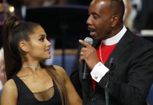 Obispo roza el pecho de Ariana Grande en funeral de Aretha y desata polémica