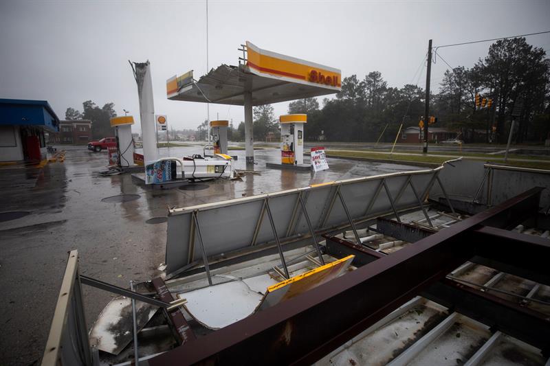 Vista de los daños de una gasolinera tras el paso del huracán Florence, en Wilmington