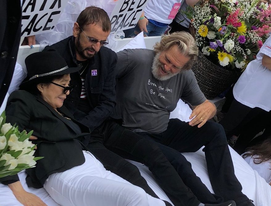  Yoko Ono, viuda de John Lennon, recre&oacute; hoy en Nueva York una "cama de la paz" como la que protagoniz&oacute; con el cantante en 1969 contra la guerra de Vietnam, aunque en esta ocasi&oacute;n se tumb&oacute; con el ex-Beatle Ringo Starr y el actor Jeff Bridges.