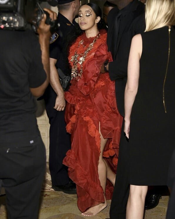 Ninguna de las estrellas result&oacute; seriamente lesionada aunque una foto muestra a Cardi B con un bulto sobre la ceja izquierda cuando sal&iacute;a de la fiesta