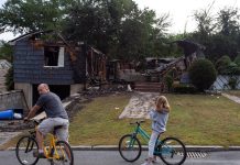 Ciudadanos retornan a sus casas tras explosiones de gas en Massachusetts