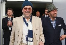 El cantante y pianista británico Chas Hodges, conocido por formar parte del dúo de pop Chas and Dave, murió hoy a los 74 años por un cáncer