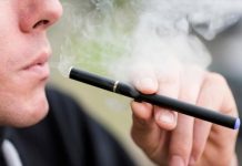OMS: 2.000 millones de personas están desprotegidas frente a los cigarrillos electrónicos La Agencia Federal de Alimentos y Fármacos (FDA, en inglés) alertó hoy de que el consumo de cigarrillos electrónicos entre adolescentes ha alcanzado "una proporción epidémica". (Foto de twitter)